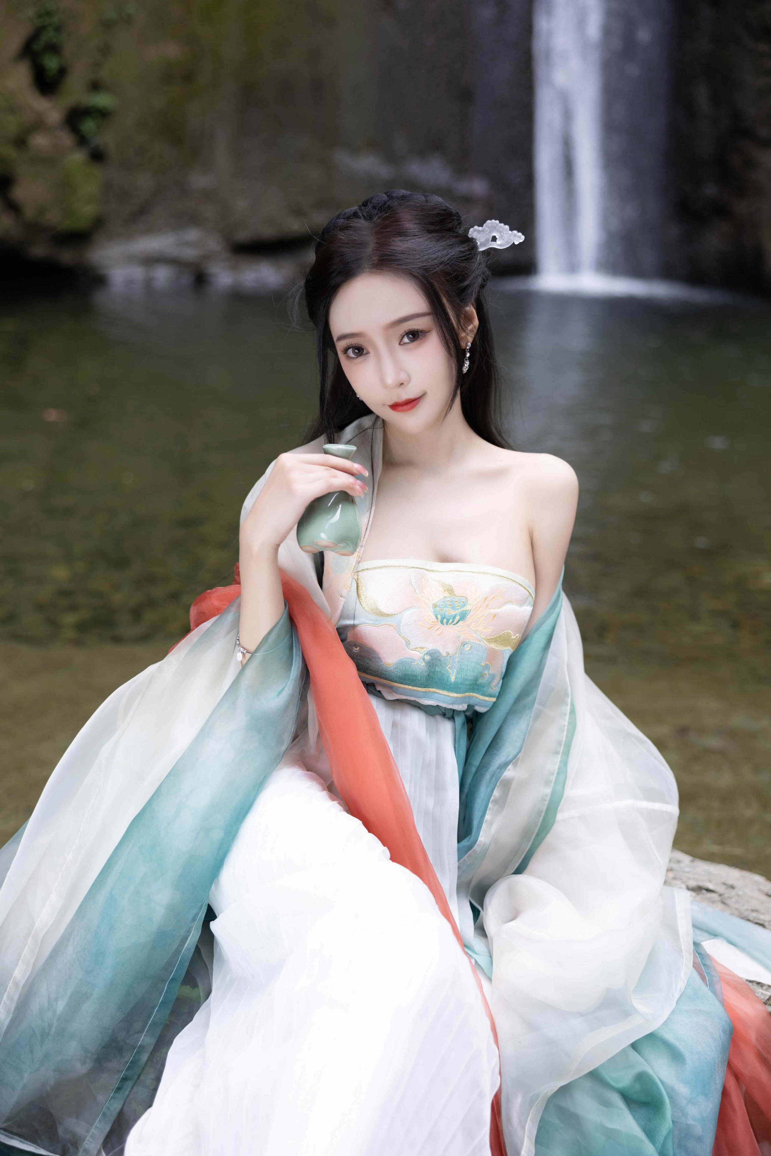 王馨瑶Yanni – 内购无水印 绿色古装-瀑布[112P-312.2M]-影音屋