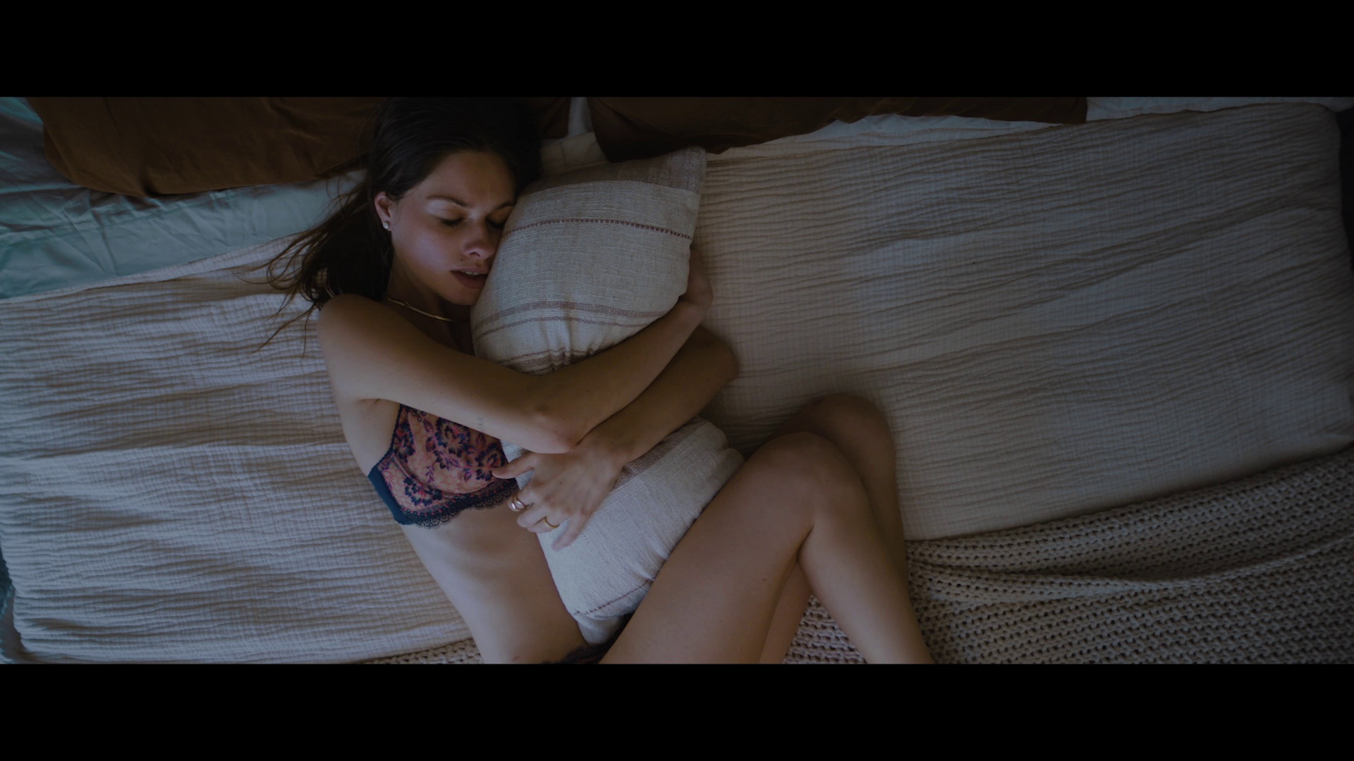 图片[3]-泳池里的女人[中文字幕].The.Girl.in.the.Pool.2024.BluRay.1080p.AAC.x264-DreamHD 2.62GB-影音屋