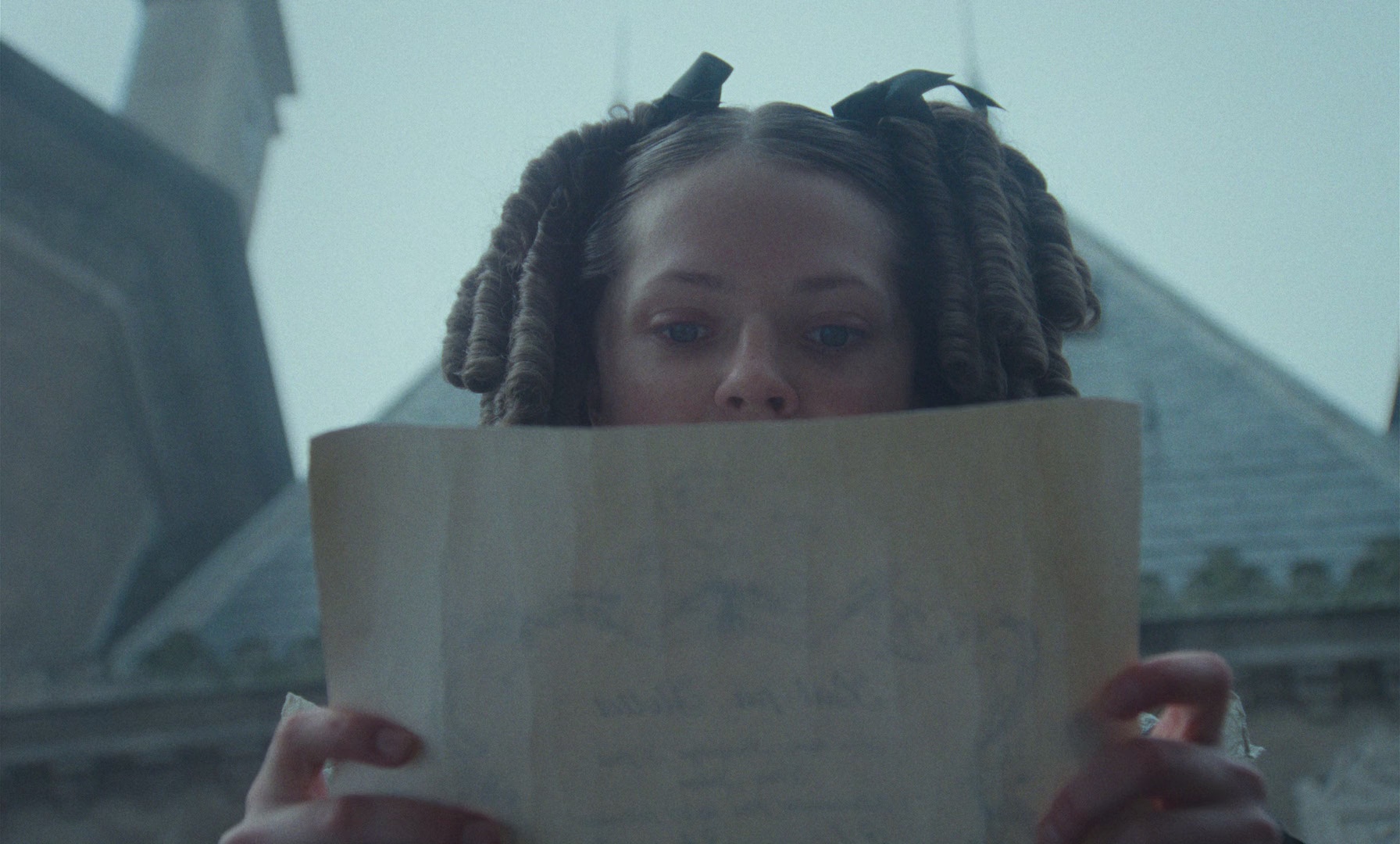 图片[2]-丑陋的继姐[中文字幕].The.Ugly.Stepsister.2025.1080p.BluRay.x265.10bit.DTS-CTRLHD 7.96GB-影音屋