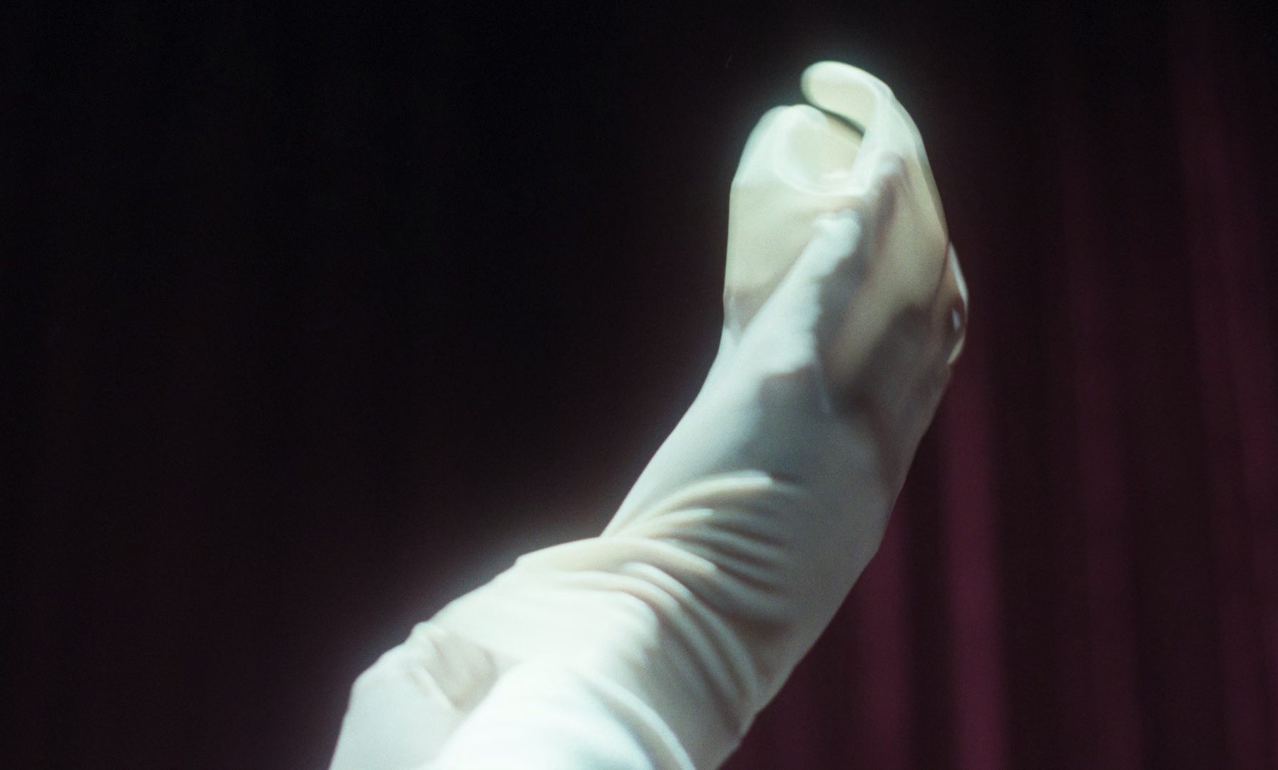 图片[4]-丑陋的继姐[中文字幕].The.Ugly.Stepsister.2025.1080p.BluRay.x265.10bit.DTS-CTRLHD 7.96GB-影音屋